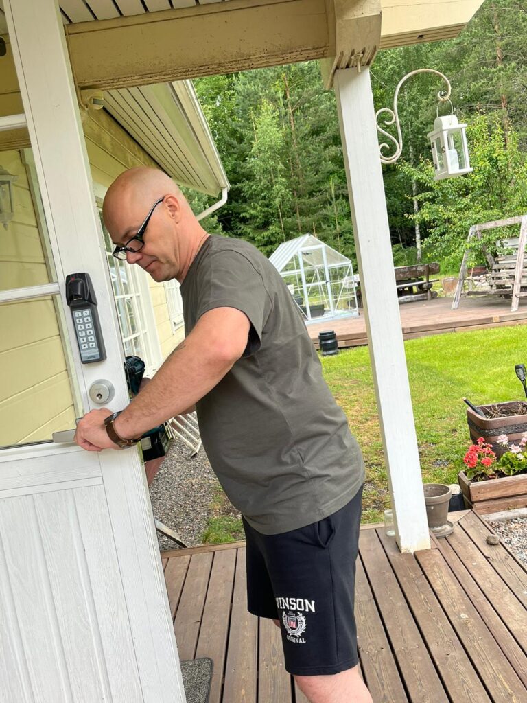 Kuvassa lukkoseppä pirkanmaalla lukkohuoltoa tekemässä.