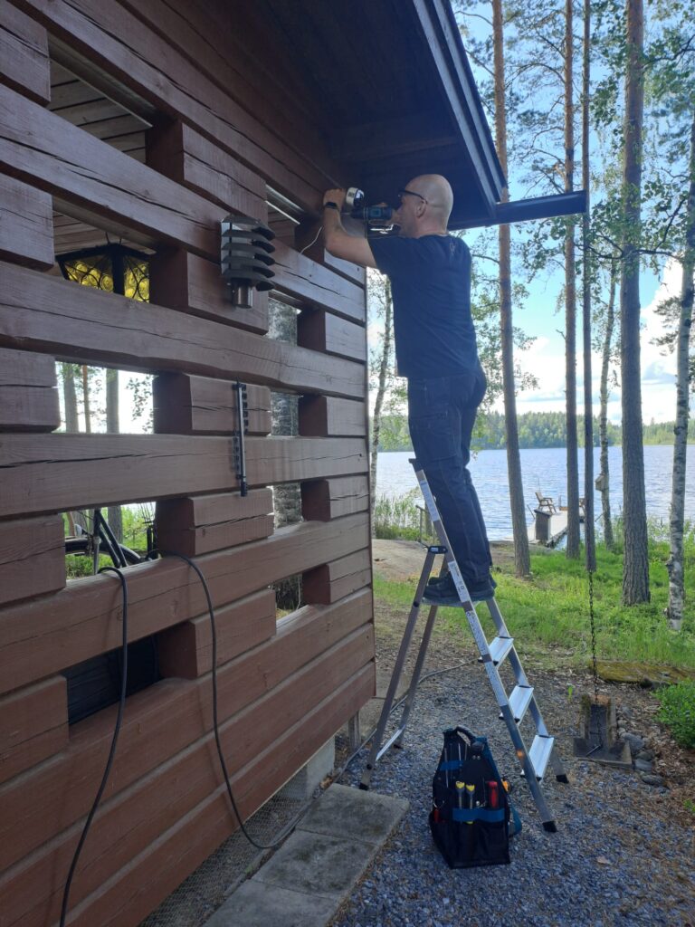 Valvontakamerat asennetaan Koillismaalla mökin valvontaan. Kuvat ja linkit tulossa...