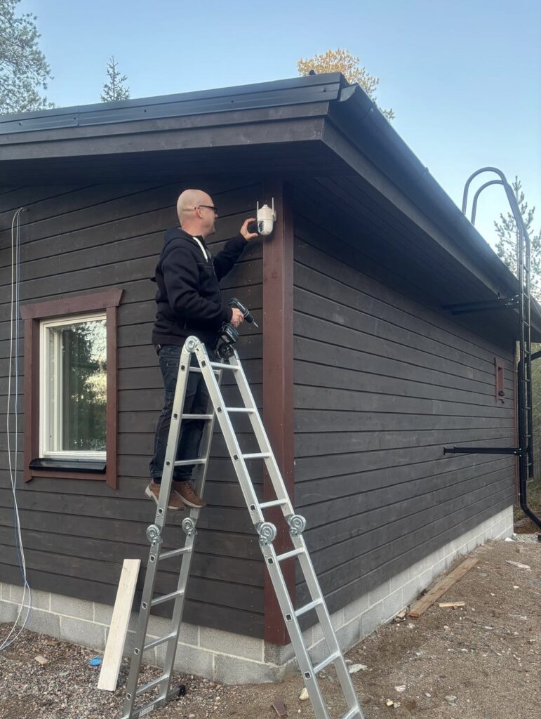 Valvontakamerat Taivalkoskella mökin valvontaan.